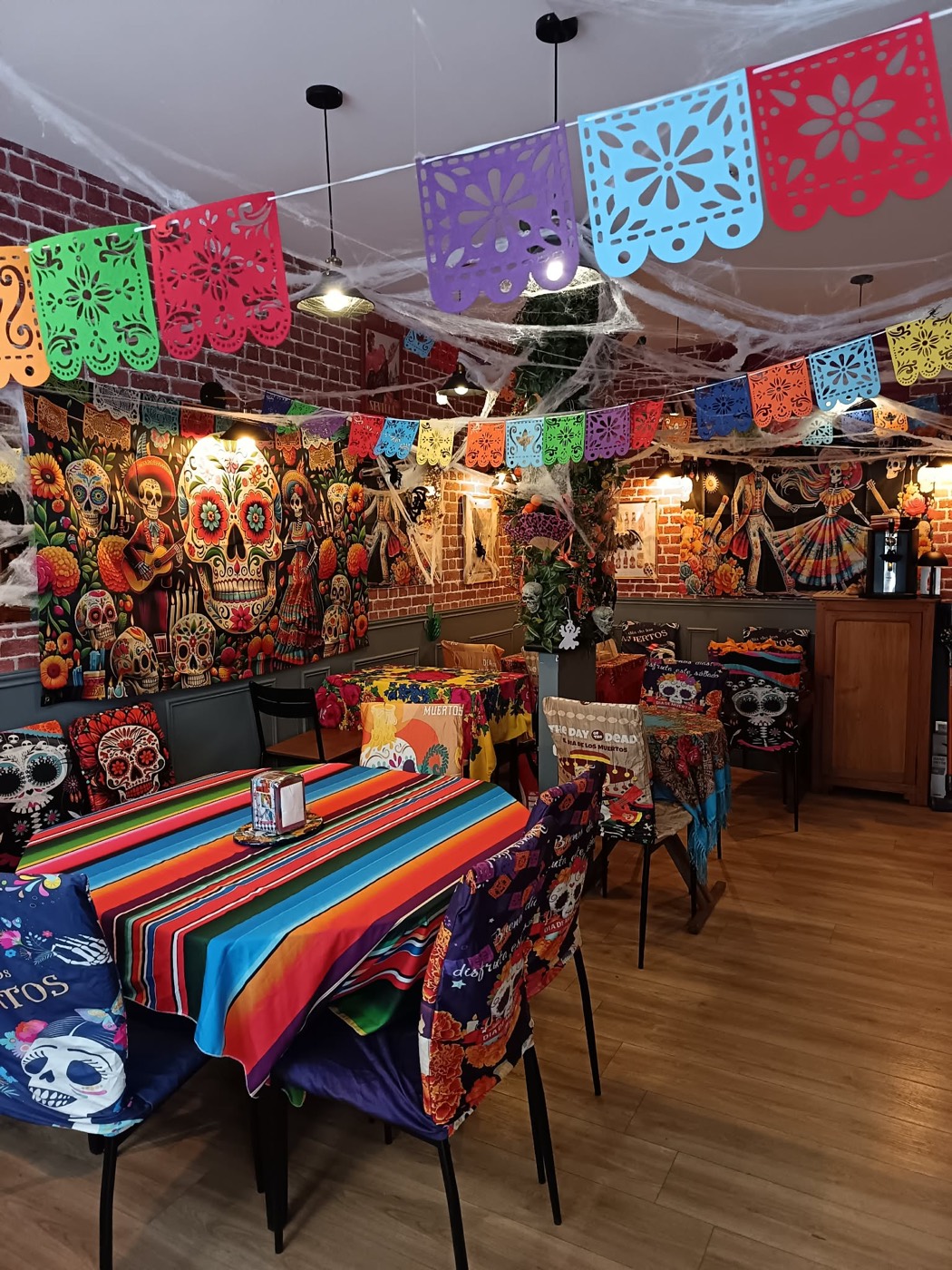 La salle décorée de papel picado et de nappes colorées