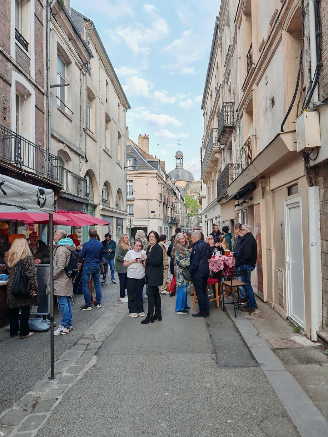 La rue Gustave Rouland pleine de monde pour le premier anniversaire