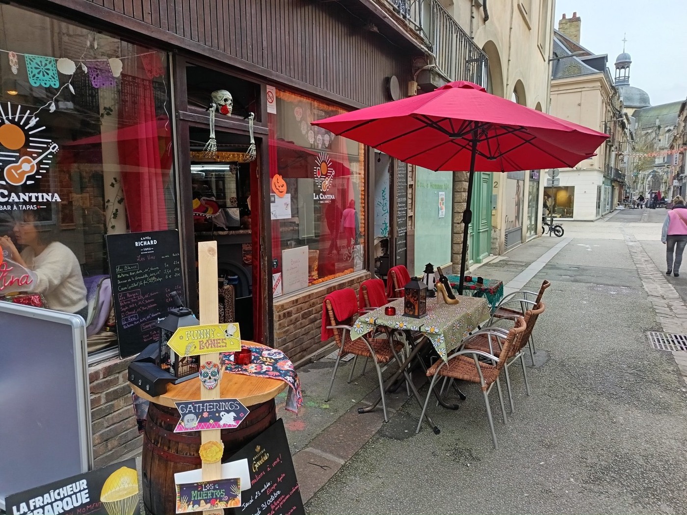 La terrasse et ses parasols rouges