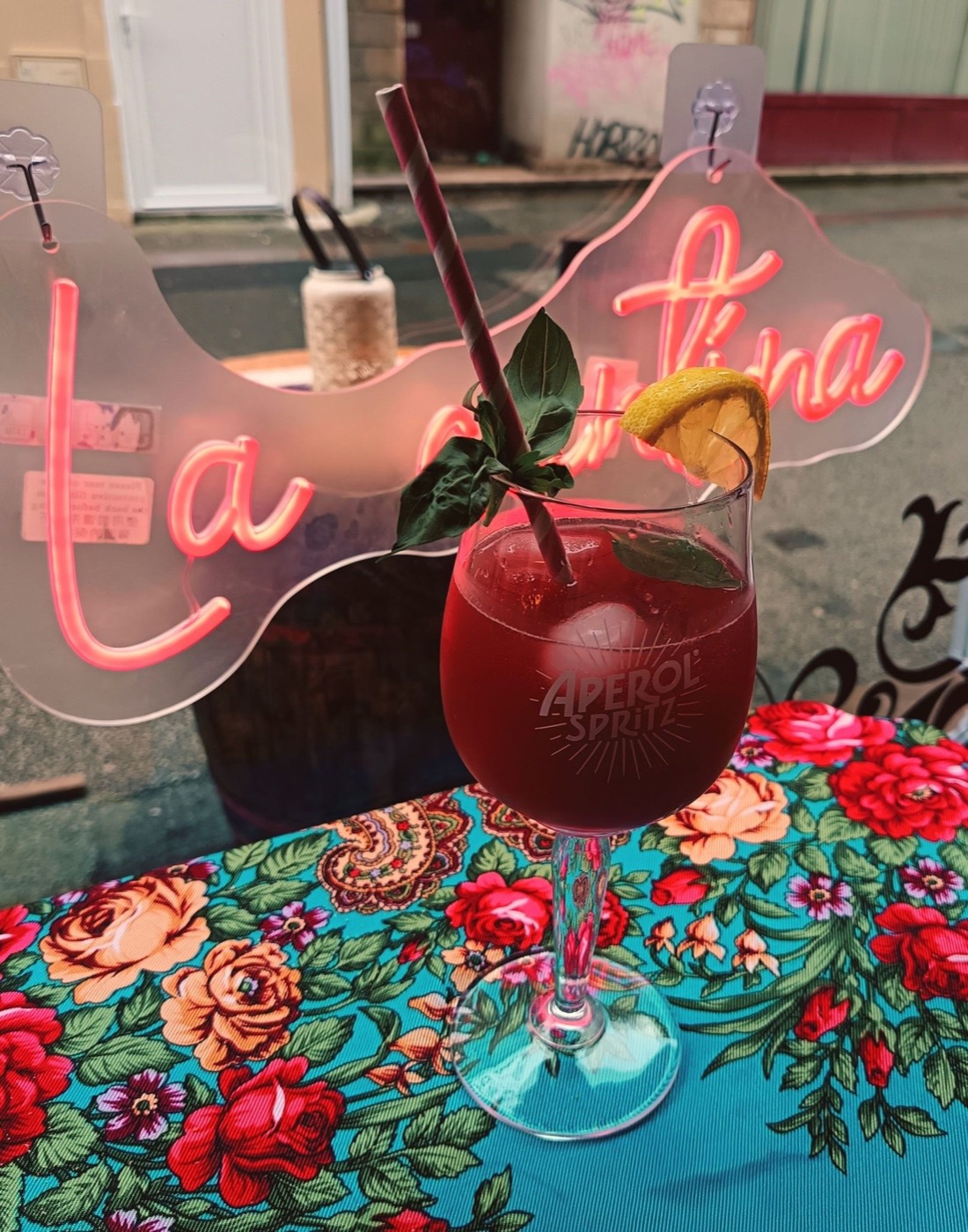 Verre de sangria sous l'enseigne néon La cantina