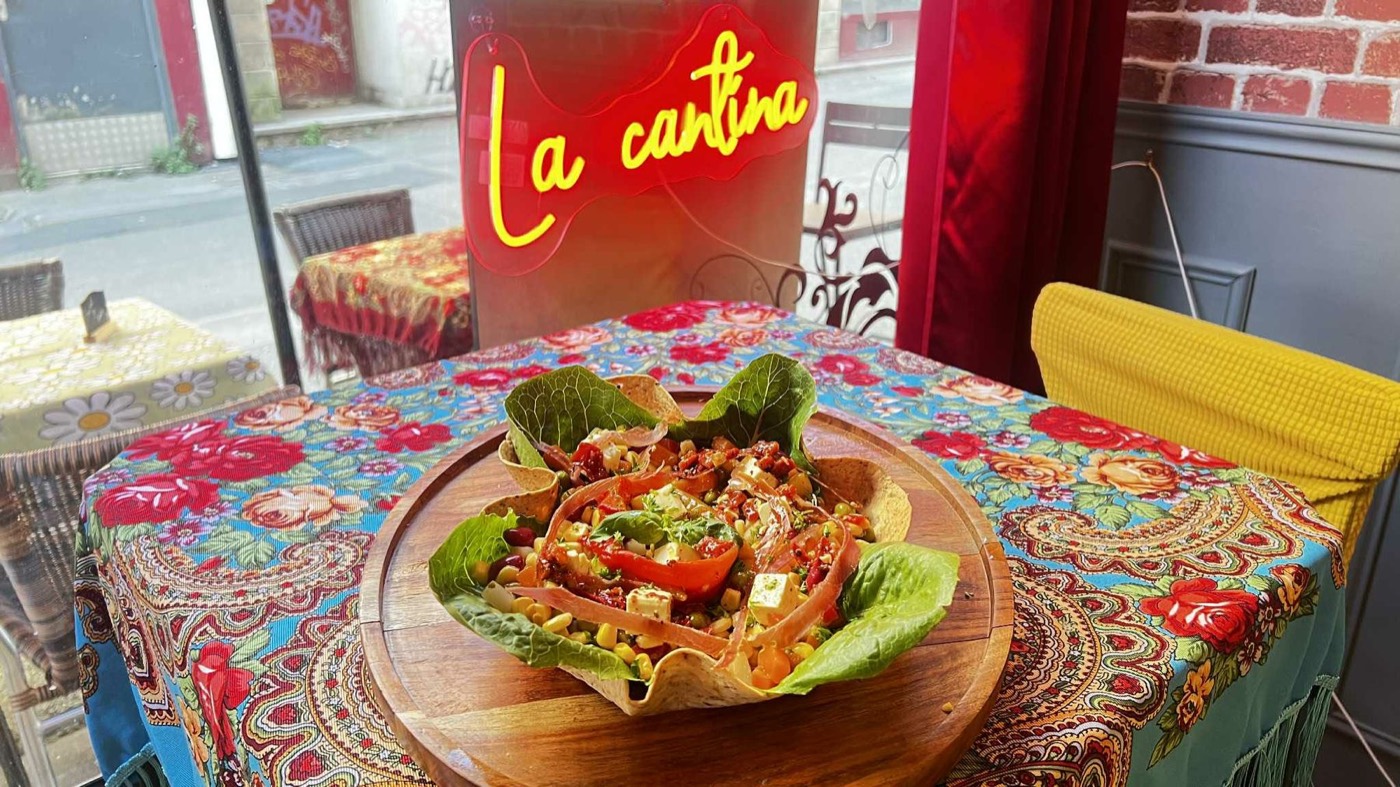 Salade dans sa coupelle croustillante