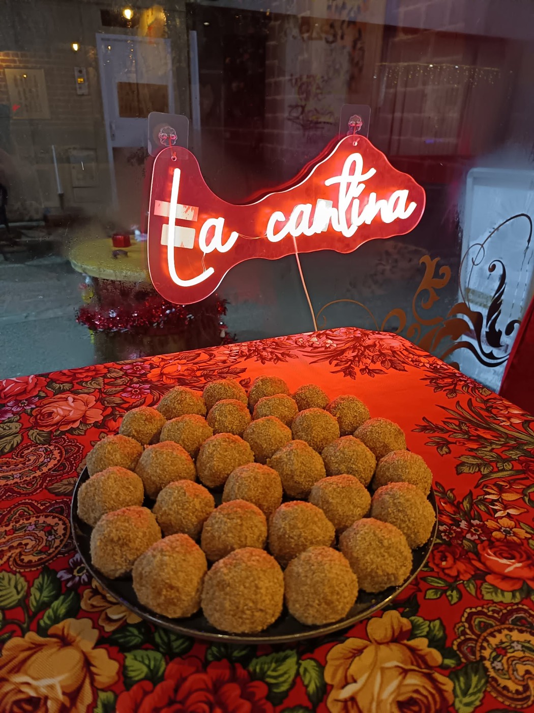 Croquetas dorées sur une nappe à fleurs
