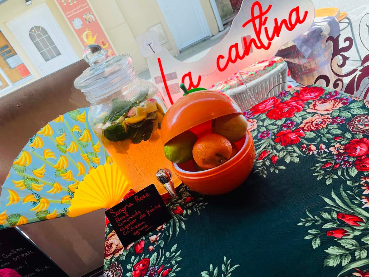 Cocktail aux fruits sous le néon