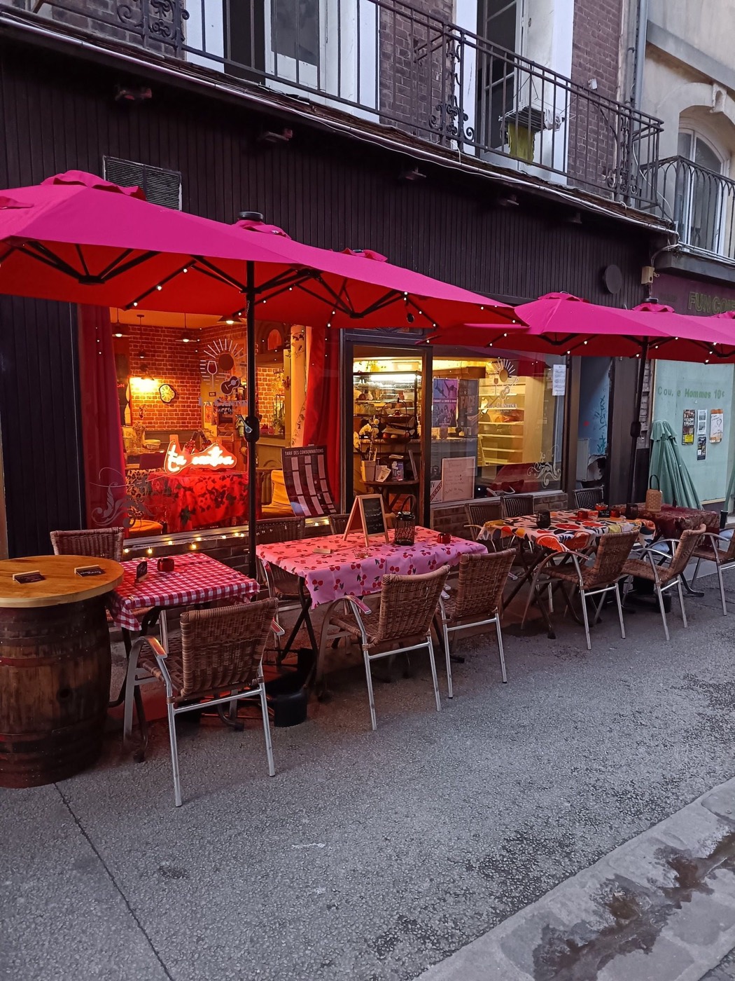La terrasse de La Cantina, rue Gustave Rouland, avec ses parasols roses